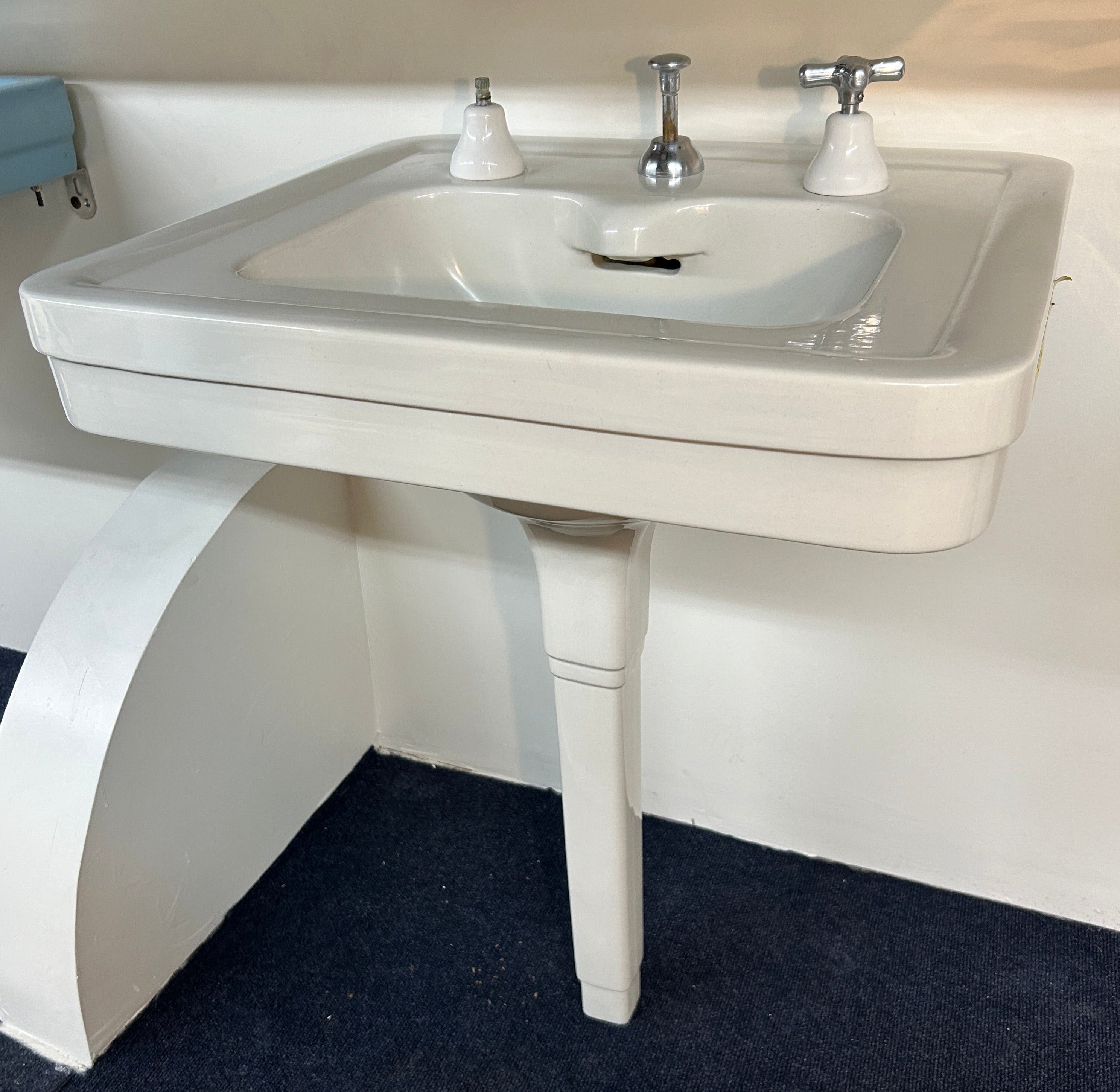 Crane 'Norwich' Peg Leg Sink - White