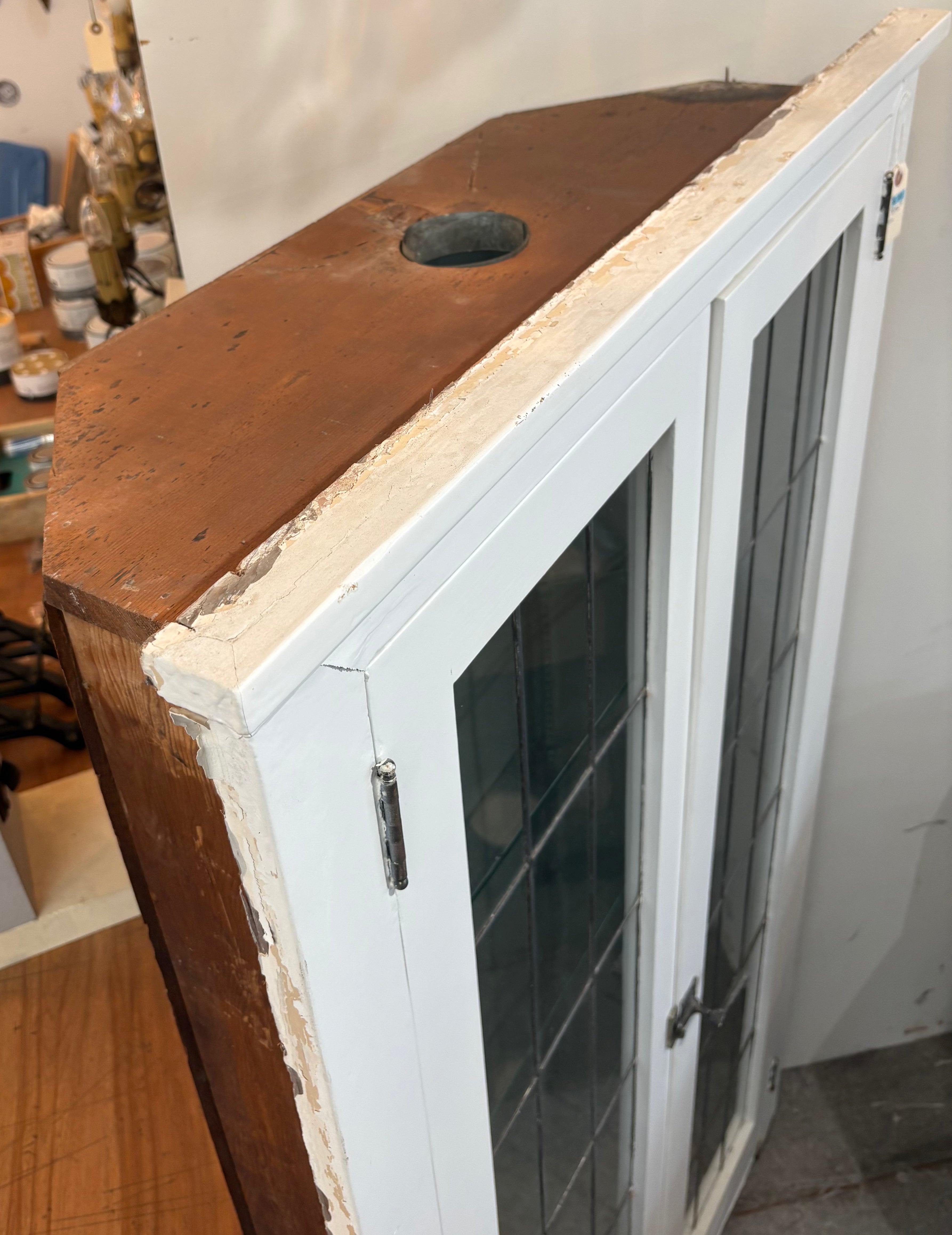 Corner cabinet with leaded glass windows (OE-90)