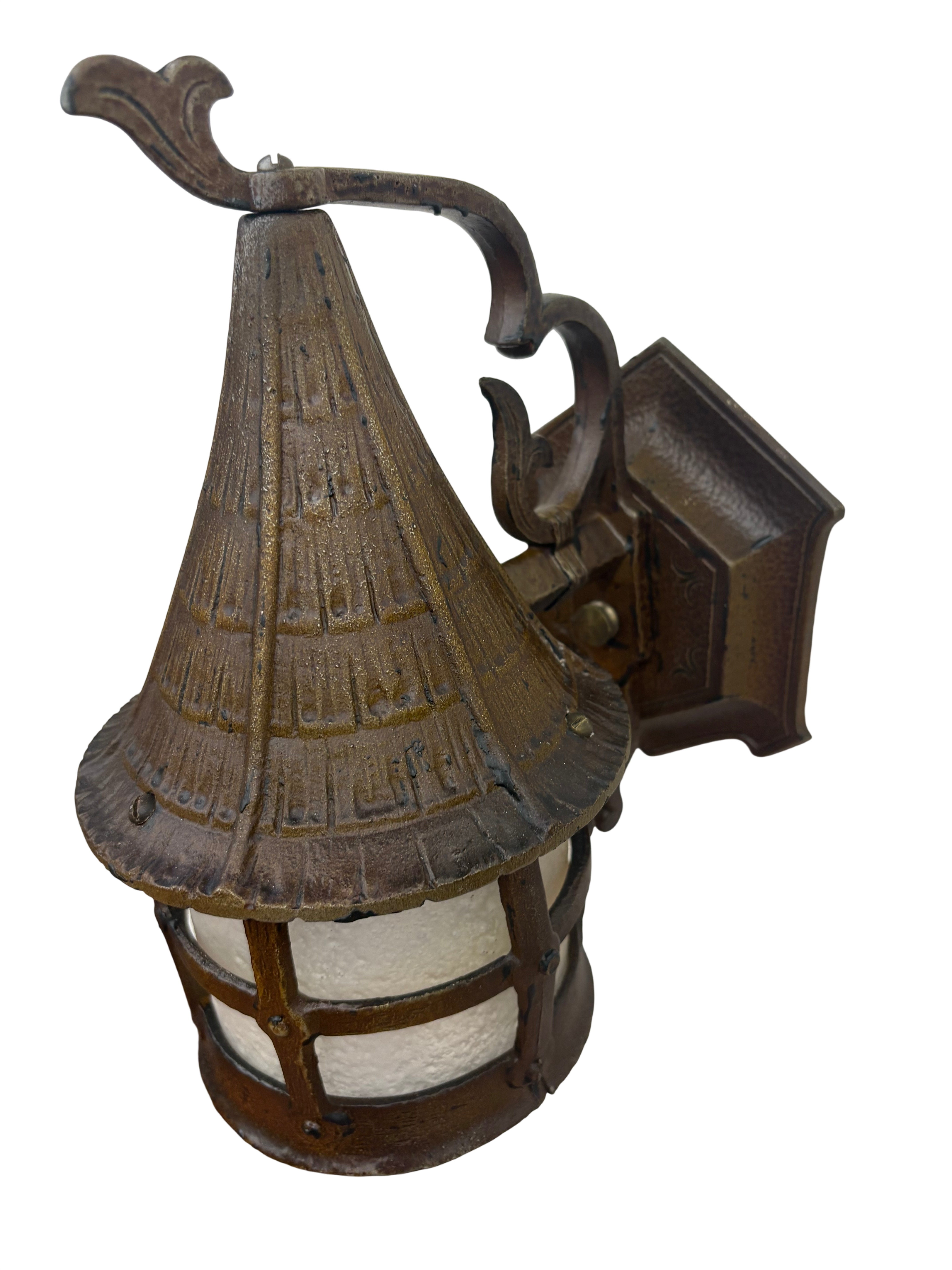 RUSTIC STYLE EXTERIOR WALL LANTERN – TEXTURED GLASS (LT-1147)