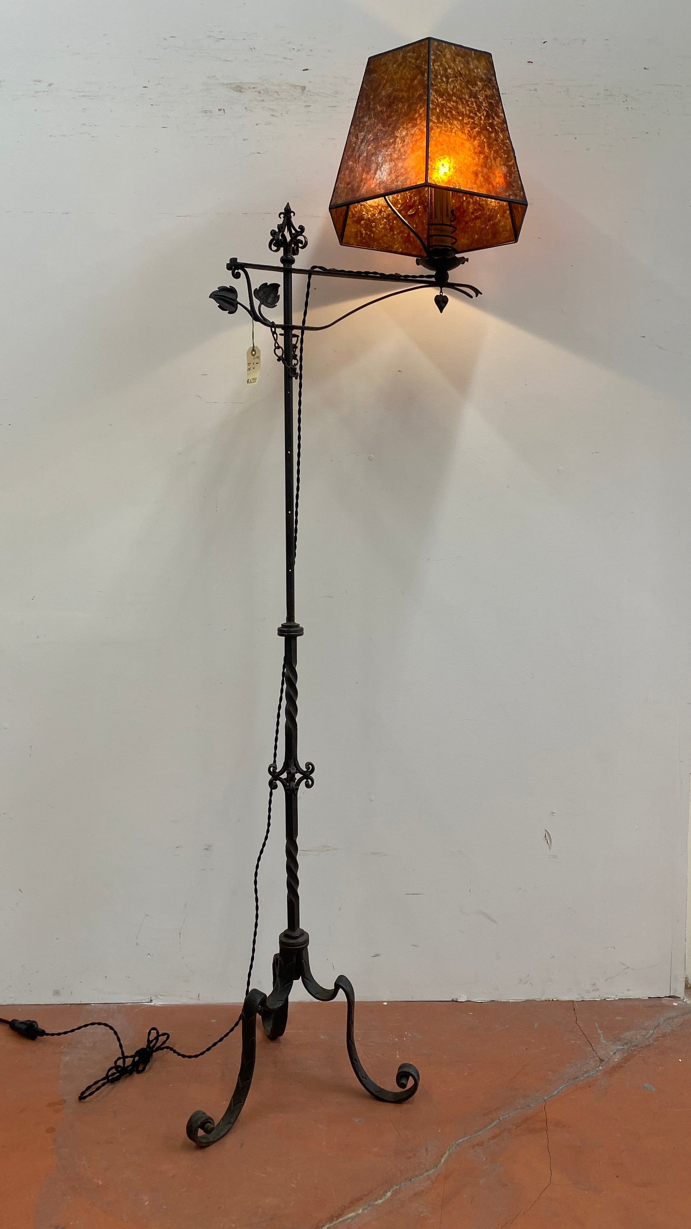 Wrought-Iron Adjustable-Height Floor Lamp w/ Mica Shade (LT-417)