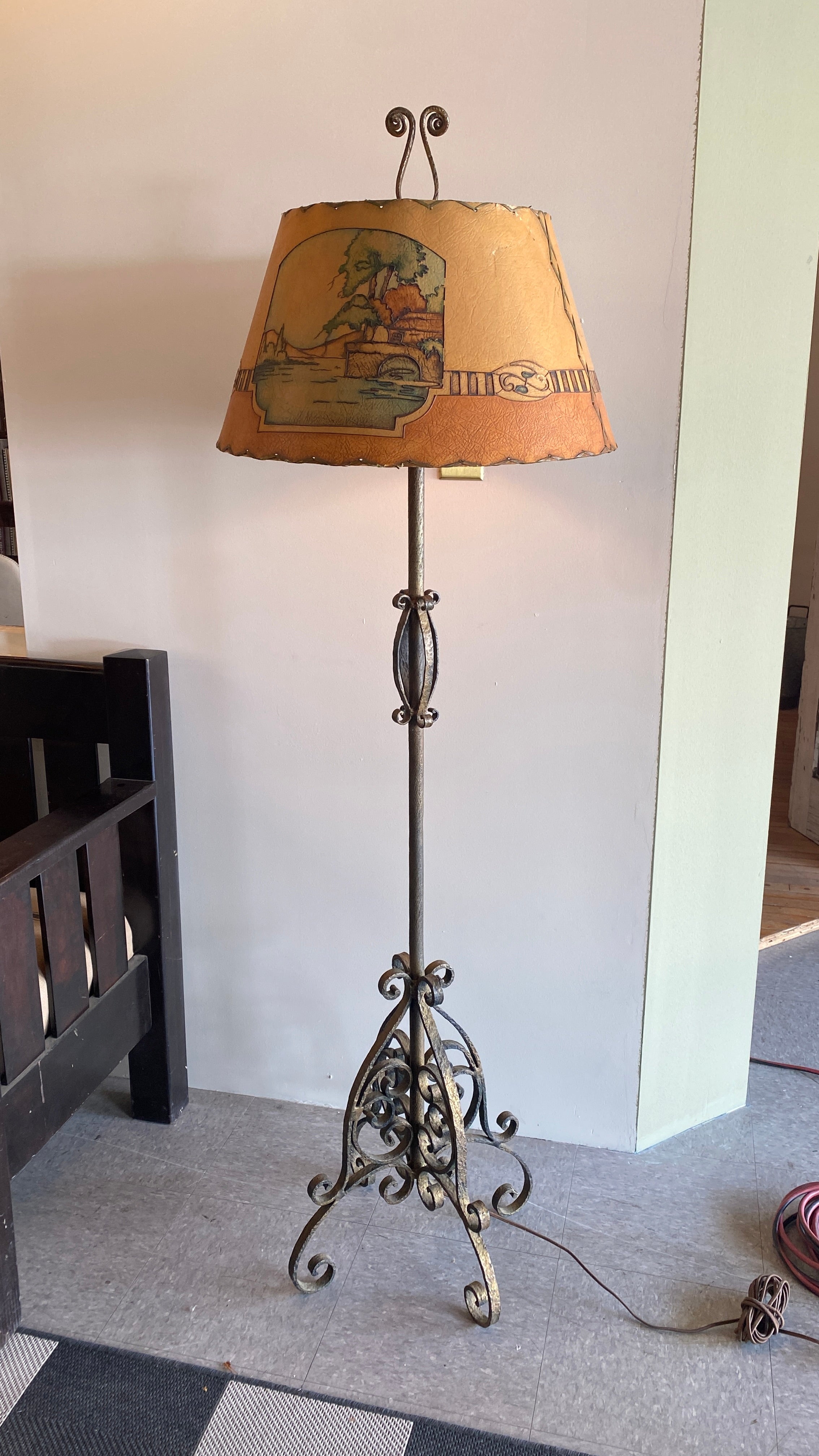 Scrolled Ironwork Lamp w/ Hammered Finish (LT-448)