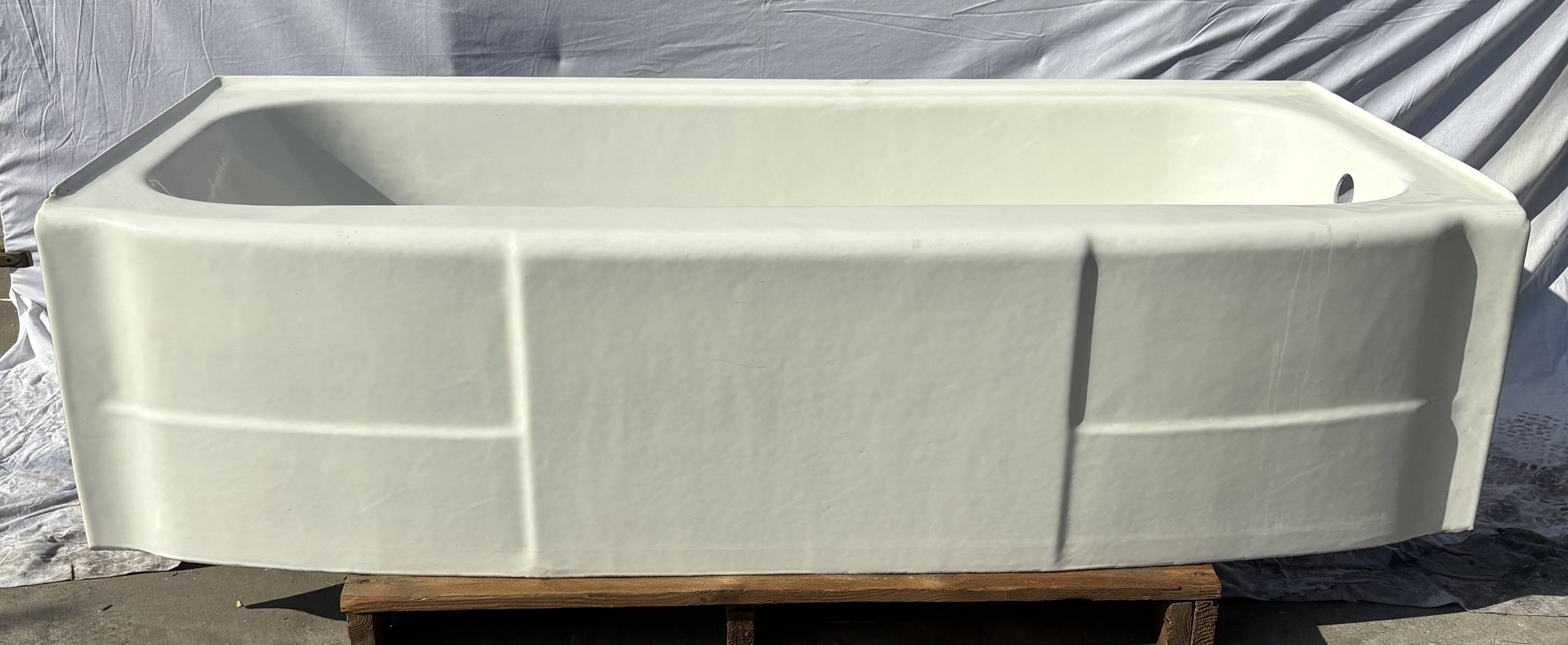 65.5" Alcove White (TB-156)